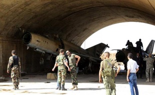 Au moins 20 soldats ont été blessés dans un attentat à la voiture piégée qui a visé dimanche soir un barrage de l'armée près de l'aéroport militaire de Mazzeh, à la périphérie ouest de Damas, a annoncé l'Observatoire syrien des droits de l'Homme (OSDH).