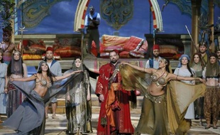 La soprano américaine (g) Erin Morley qui joue Constanze et le basse autrichien Jurgen Maurer (c) qui interprète Selim, lors d'une répétition le 13 octobre 2014 de "L'enlèvement au sérail" de Mozart, sur la scène de l'Opéra Garnier à Paris