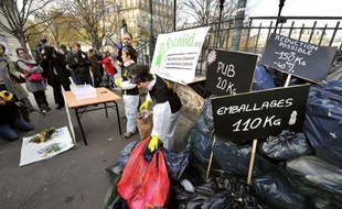 Bouteilles en plastique, dosettes en aluminium, suremballages en carton: voilà autant de "déchets évitables", selon le Centre national d'information indépendante sur les déchets (Cniid), qui a organisé samedi une "autopsie de nos poubelles", place de la Nation à Paris.