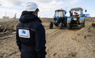 Un salarié de l'entreprise Nornickel, le 15 juin 2020 près de Norilsk, dans l'Antarctique russe, lors d'une opération de nettoyage après le déversement de 21.000 tonnes de carburant d'un réservoir d'une centrale thermique appartenant à Nornickel dans une rivière voisine (Photo illustration).