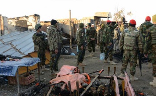 Des soldats afghans rassemblés près de l'aéroport de Kandahar le 9 décembre 2015