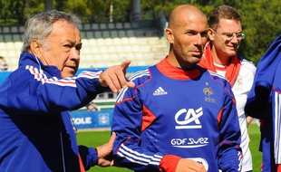 Henri Emile, intendant de l'équipe de France de football, avec Zinedine Zidane, lors de la préparation des Bleus aux matchs contre la Biélorussie et la Bosnie-Herzégovine, le 1 septembre 2009.
