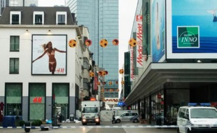 Des voitures de police bloquent l'accès à un centre commercial de Bruxelles visé par une alerte à la bombe le 21 juin 2016