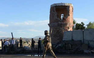 Policiers afghans sur le lieu d'un attentat le 1er juin 2015 à Jalalabad