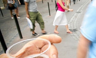 Pour prévenir l'abus d'alcool, les associations vont à la rencontre des jeunes.