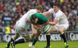 L'entraîneur irlandais Declan Kidney a procédé à trois changements dans l'équipe qui affrontera la France samedi à Dublin pour le compte de la 4e journée du Tournoi des six nations, où l'ouvreur Jonathan Sexton ne figure pas.