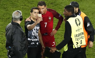 Ronaldo prend un selfie avec un fan.