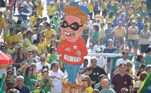 Sur l'avenue Paulista à Sao Paulo, des milliers de manifestants ont protesté dimanche 16 août contre la corruption et l'austérité opérées par le parti au pouvoir et la présidente Dilma Roussef.