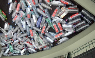 L'eau du robinet permettrait d'économiser 10kg de déchets par personne et par an en France.