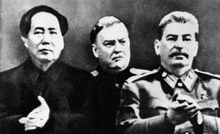 Mao, Nikolaï Boulganine et Staline en 1949.
