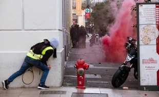 Pour le quatrième samedi consécutif, la manifestation des "gilets jaunes" s'est terminée en affrontement avec les forces de l'ordre à Montpellier.