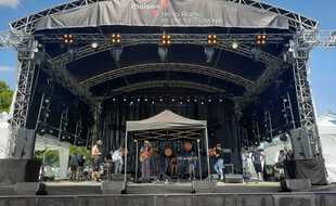 Balances du groupe Lulu Van Trapp le 15 juin sur la scène extérieure de la Maison de la Radio et de la Musique