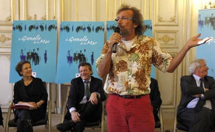 Le chanteur et navigateur Antoine devant Chantal Jouanno et Jean Louis Borloo, lors de la conférence de presse présentant le Grenelle de la mer.