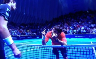 Tommy Robredo adresse des doigts d'honneur à Andy Murray le 26 octobre 2014 à Valence.