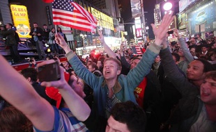 Des New-Yorkais manifestent leur joie à Time Square après l'annonce de la mort de Ben Laden par le président américain Barack Obama le 2 mai 2011.