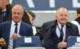 Bernard Lacombe (à g.) a annoncé à Jean-Michel Aulas son départ à la retraite en décembre.