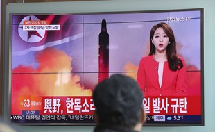 Un homme regarde un reportage télévisé sur le lancement du missile nord-coréen à la gare de Séoul, en Corée du Sud, le dimanche 12 février 2017.