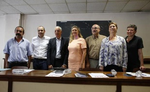 Les représentants syndicaux CGT, CFDT, CFTC, CFE-CGC, FSU, UNSA et Solidaires lors de la signature du "manifeste" pour défendre le "vivre ensemble, à Paris le 5 juin 2015