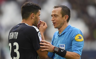 Loris Benito, le défenseur des Girondins, avec l'arbitre Rudy Buquet.