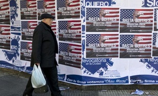 Des affiches dénonçant les "fonds vautours" sont placardés sur les murs de Buenos Aires, le 18 juin 2014