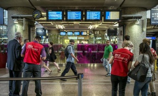 Des employés de la SNCF renseignent les voyageurs le 11 juin 2014 à la gare de la Part-Dieu à Lyon
