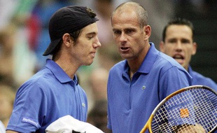 Richard Gasquet, le capitaine de l'équipe de France de Coupe Davis Guy Forget et Mickaël Llodra (au fond), le 17 juillet 2005 à Moscou.