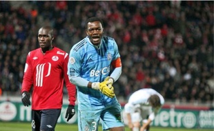 Au plus fort de la tempête, Mandanda a maintenu à flot l'OM dimanche à Lille.