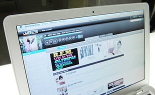Illustration d'un ordinateur connecté à Deezer