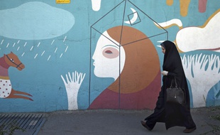 Une femme dans les rues de Téhéran