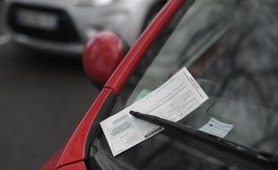 Une contravention sur le pare-brise d'une voiture.