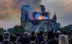 L'émotion collective devant la Cathédrale Notre-Dame de Paris en feu le 15 avril 2019.