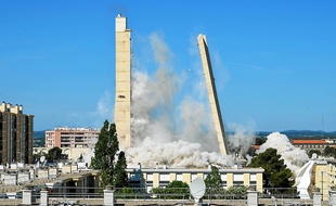 14 avril, la tour H s'effondre. L'un des 100 clichés à découvrir dans le Replay.