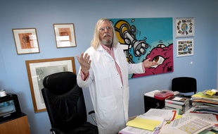 Le professeur Didier Raoult, dans son bureau de l'IHU à Marseille.