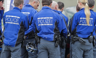 Patrouilles a vélo franco allemandes. Illustration de police allemande.