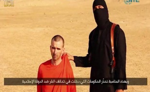 Capture d'écran d'une vidéo montrant le travailleur humanitaire britannique David Haines dans le désert, fournie par L'Etat islamique (EI) et identifiée par le centre américain de surveillance des sites islamistes SITE le 2 septembre 2014