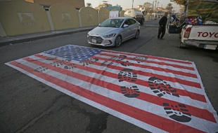 Un faux drapeau américain posé sur le sol à Bagdad, le 3 janvier 2020, à la suite de la nouvelle de la mort du commandant Soleimani.