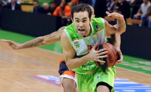 Le basketteur français de Villeurbanne, Aymeric Jeanneau, le 27 novembre 2009, lors d'un match contre le Mans en ProA.
