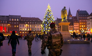 Des militaires de l'opération Sentinelle patrouillent dans les allées du marché de Noël de Strasbourg