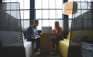 En Flex office, les salariés n'ont pas de poste attribués. Ils s'installent en fonction des besoins.