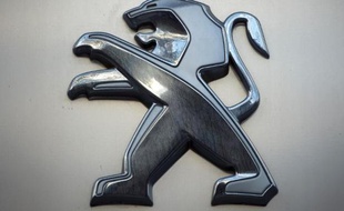 La perspective que le chinois Dongfeng et l'Etat français volent au secours de PSA Peugeot Citroën a pesé lundi sur le titre du constructeur automobile, qui discute avec différents partenaires mais assure que ces négociations n'ont pas encore abouti.