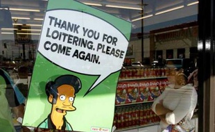 Apu est fidèle au poste. «Merci beaucoup et revenez vite!»