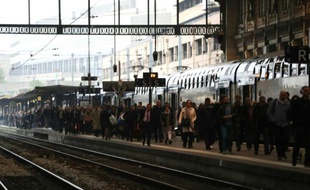 Des voyageurs gare de Lyon le 1er juin 2016 à Paris