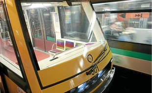 Dans les nouvelles rames, la cabine du conducteur laisse place à une grande vitre près de laquelle on peut s'asseoir.