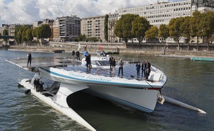 Arrivée au port de Javel-Bas (quai Andre Citroen) du plus grand bateau solaire du monde, le MS Turanor Planet Solar, à Paris le 10 septembre 2013.
