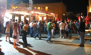 Les militants du parti de la gauche radicale, Syriza, à Athènes, célèbre leur score, même s'ils n'ont pas remporté les législatives, le 17 juin 2012.