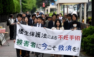 Des Japonais ont défilé dans les rues de Tokyo (Japon), le 17 mai 2018, pour dénoncer la stérilisation forcée.