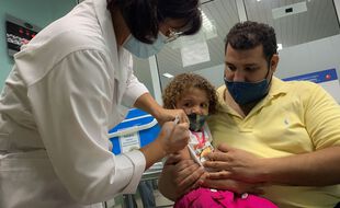 Un enfant de 3 ans reçoit le vaccin contre le Covid-19 Soberana, à la Havane le 24 août 2021.