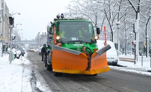 Un chasse-neige à Paris (19eme arrondissement, avenue de Flandre), le 7 février 2017.