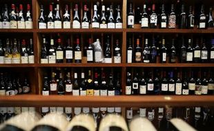 Des bouteilles de vin chez un caviste