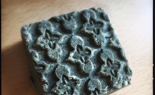 Un savon détachant naturel, dans un moule trop swag